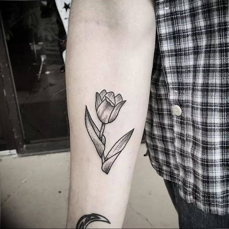 Tattoo con tulipas: o valor dos tatuajes para nenas e para homes, bosquexos. Tatuaxe na man sobre o pulso e noutras áreas, tulipa negra e outras opcións 14192_3