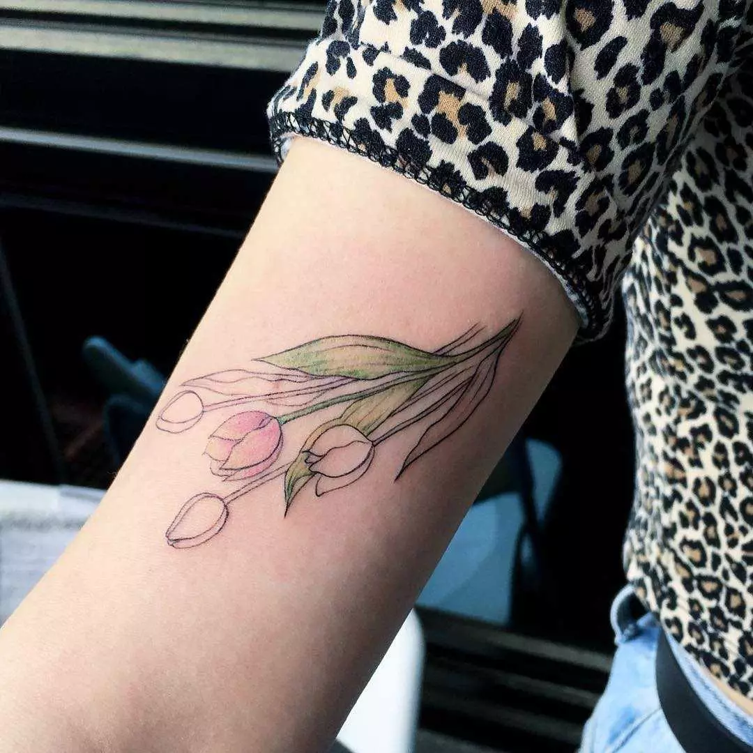 Tato dengan tulip: nilai tato untuk anak perempuan dan untuk pria, sketsa. Tato di tangan pergelangan tangan dan di daerah lain, tulip hitam dan opsi lainnya 14192_4