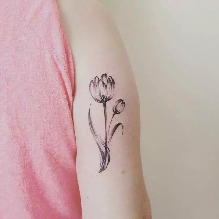 Tattoo con tulipas: o valor dos tatuajes para nenas e para homes, bosquexos. Tatuaxe na man sobre o pulso e noutras áreas, tulipa negra e outras opcións 14192_6