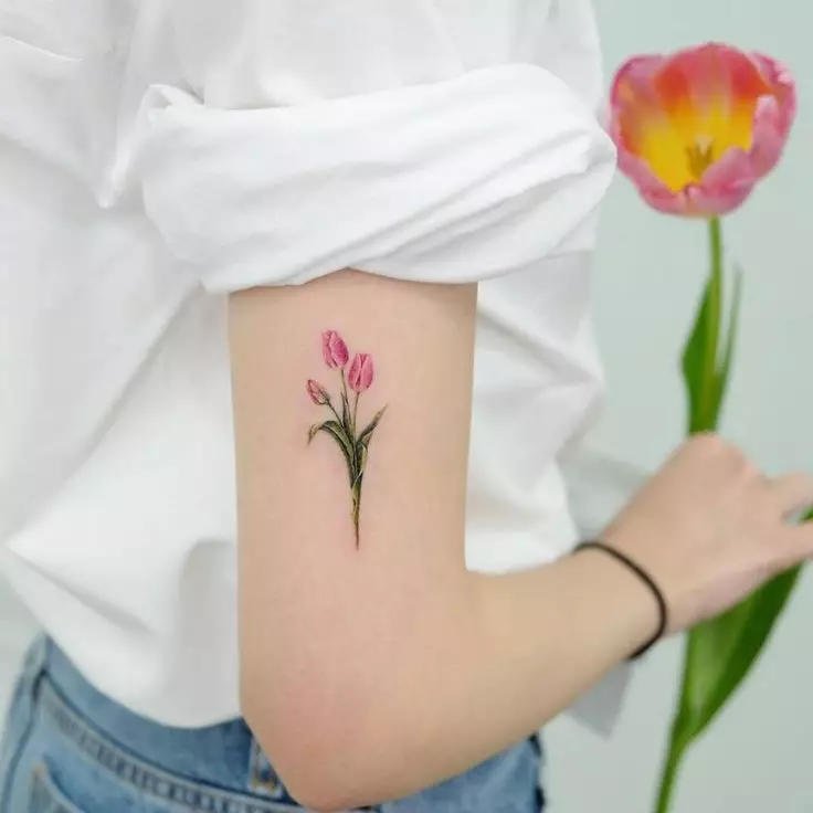 Tattoo con tulipas: o valor dos tatuajes para nenas e para homes, bosquexos. Tatuaxe na man sobre o pulso e noutras áreas, tulipa negra e outras opcións 14192_7
