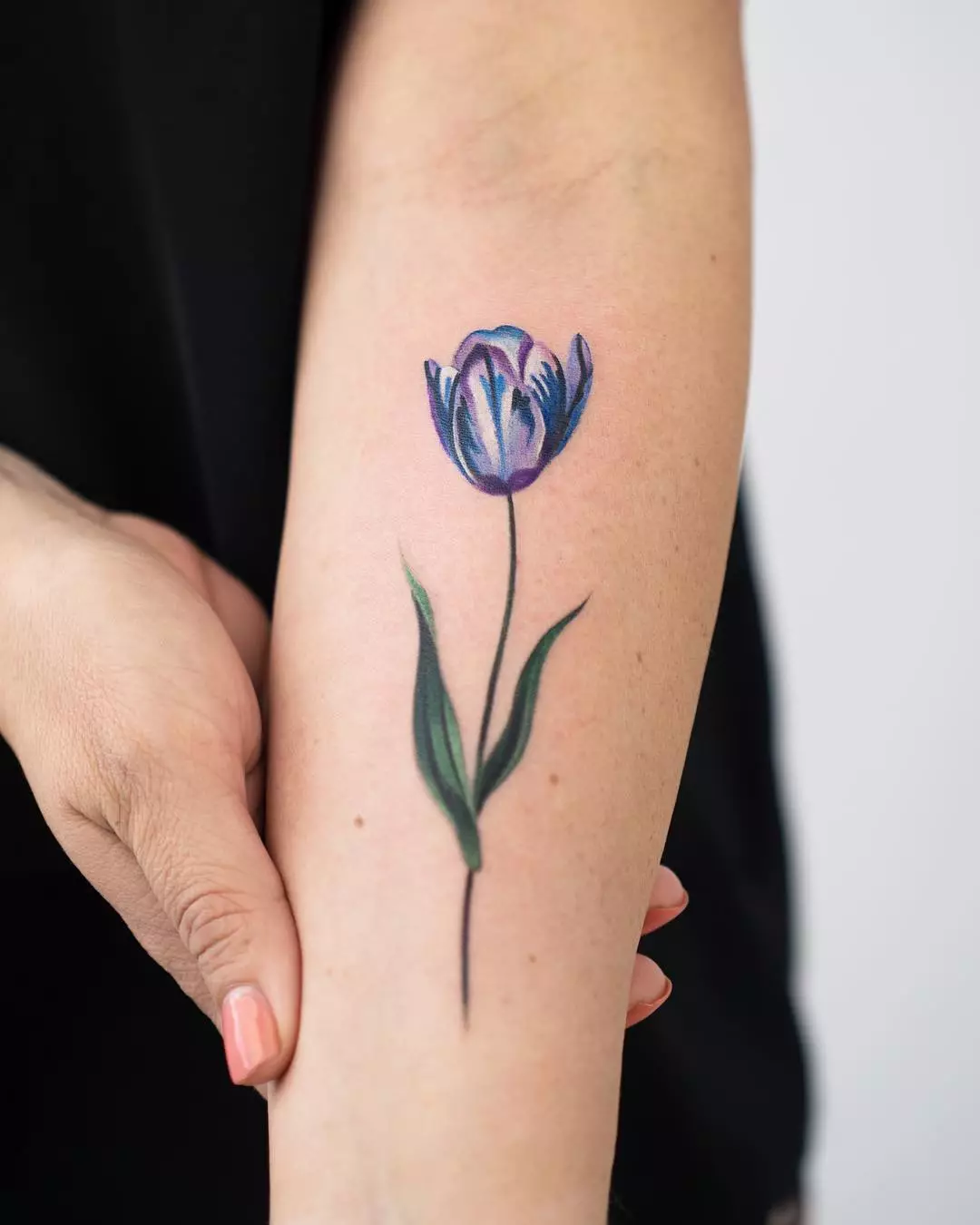 Tattoo con tulipas: o valor dos tatuajes para nenas e para homes, bosquexos. Tatuaxe na man sobre o pulso e noutras áreas, tulipa negra e outras opcións 14192_8