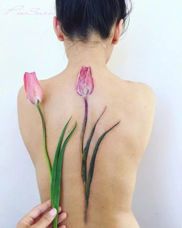 Tato dengan tulip: nilai tato untuk anak perempuan dan untuk pria, sketsa. Tato di tangan pergelangan tangan dan di daerah lain, tulip hitam dan opsi lainnya 14192_9