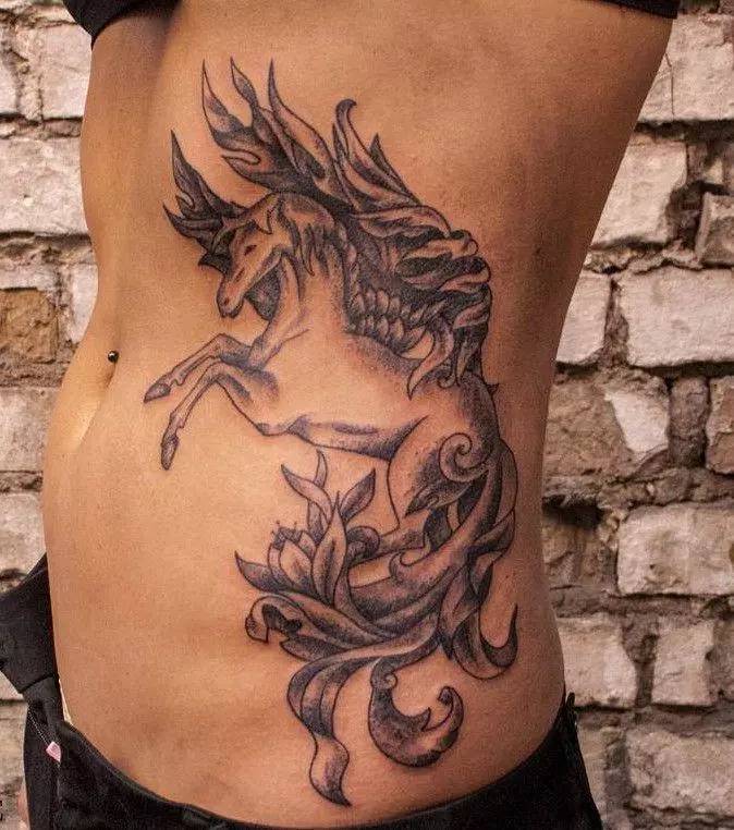 Pegasus Tattoo: Valè a nan tatoo pou gason ak tifi, desen nan yon chwal nan fòm lan nan yon chwal ki gen zèl sou do a ak nan lòt zòn 14193_10