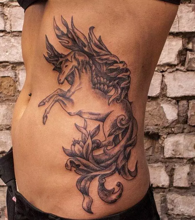 Tattoo ya Pegasus: thamani ya tattoo kwa wanaume na wasichana, michoro ya farasi kwa namna ya farasi na mabawa nyuma na katika maeneo mengine 14193_10