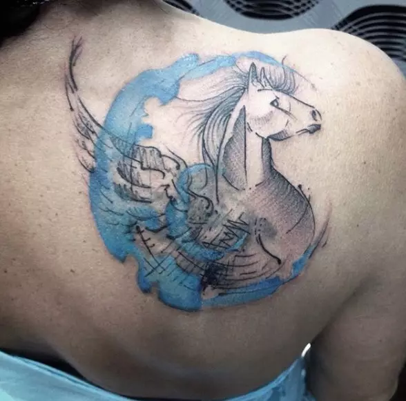 Pegasus Tattoo: Valè a nan tatoo pou gason ak tifi, desen nan yon chwal nan fòm lan nan yon chwal ki gen zèl sou do a ak nan lòt zòn 14193_11
