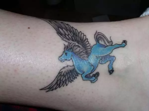 Tato Pegasus: nilai tato untuk pria dan anak perempuan, sketsa seekor kuda dalam bentuk seekor kuda dengan sayap di belakang dan di daerah lain 14193_15