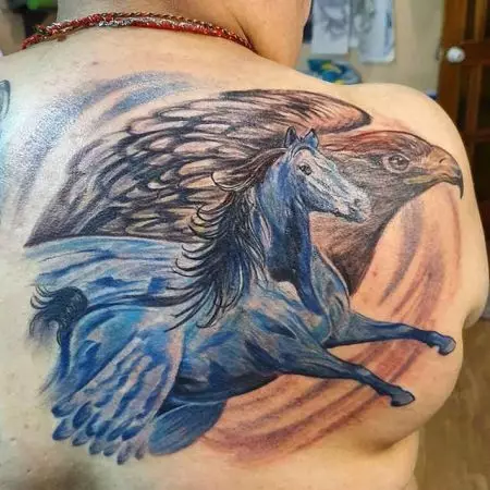 Pegasus Tattoo: il valore dei tatuaggi per uomini e ragazze, schizzi di un cavallo sotto forma di cavallo con le ali sulla schiena e in altre aree 14193_18