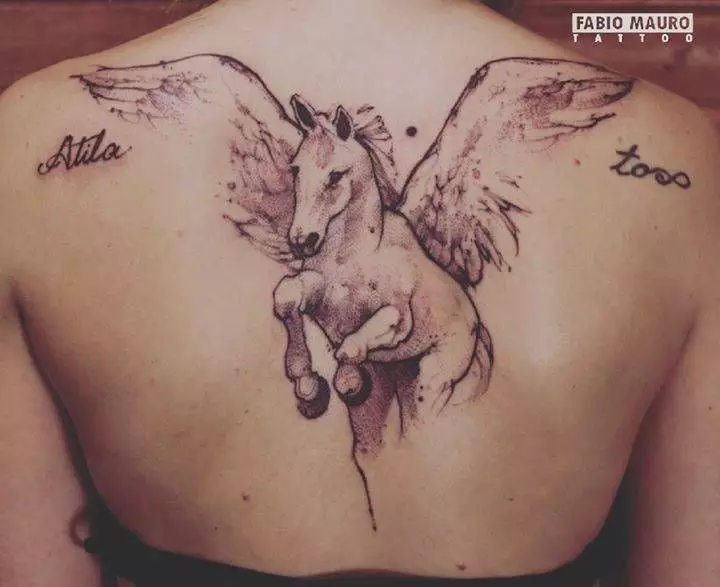 Tattoo ya Pegasus: thamani ya tattoo kwa wanaume na wasichana, michoro ya farasi kwa namna ya farasi na mabawa nyuma na katika maeneo mengine 14193_19