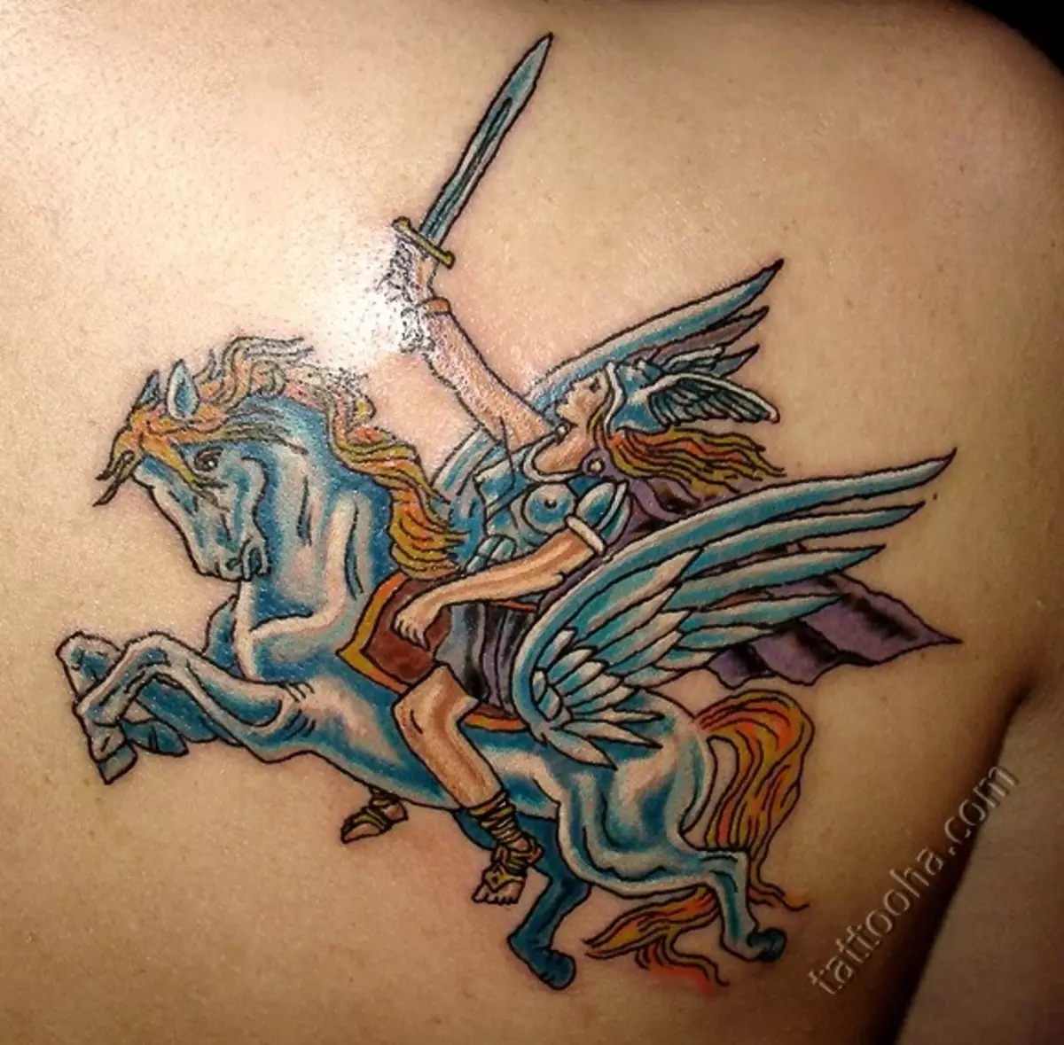 पेगासस टॅटू: पुरुष आणि मुलींसाठी टॅटूचे मूल्य, मागील बाजूस आणि इतर भागात पंख असलेल्या घोडाच्या रूपात घोडाचे स्केच 14193_22