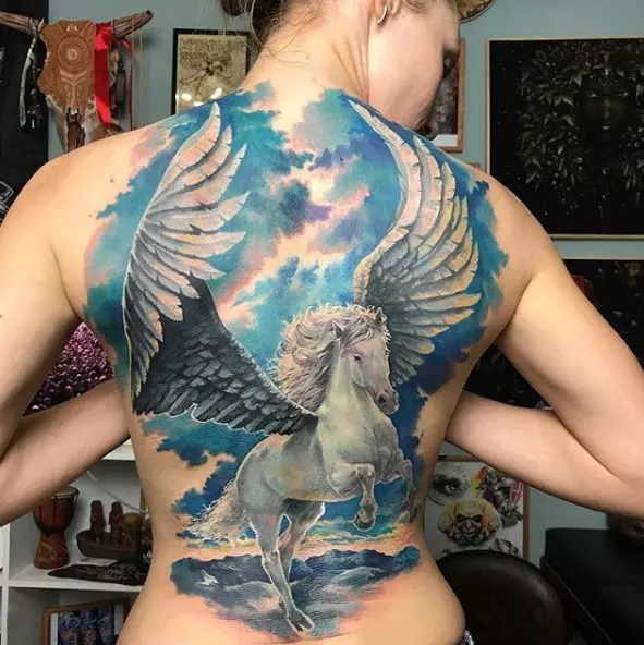 Pegasus Tattoo: Valè a nan tatoo pou gason ak tifi, desen nan yon chwal nan fòm lan nan yon chwal ki gen zèl sou do a ak nan lòt zòn 14193_26