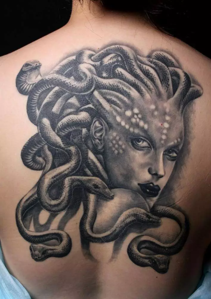 纹身“medusa gorgon”（55张照片）：纹身和素描的价值，纹身在手上和胸部，脚下和其他领域，男女选择 14194_39