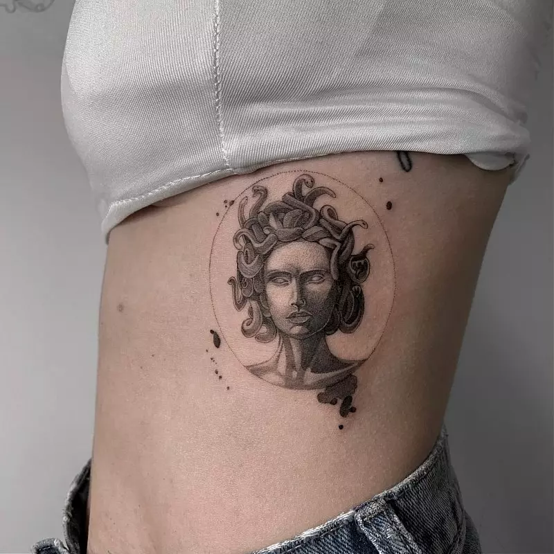 纹身“medusa gorgon”（55张照片）：纹身和素描的价值，纹身在手上和胸部，脚下和其他领域，男女选择 14194_44