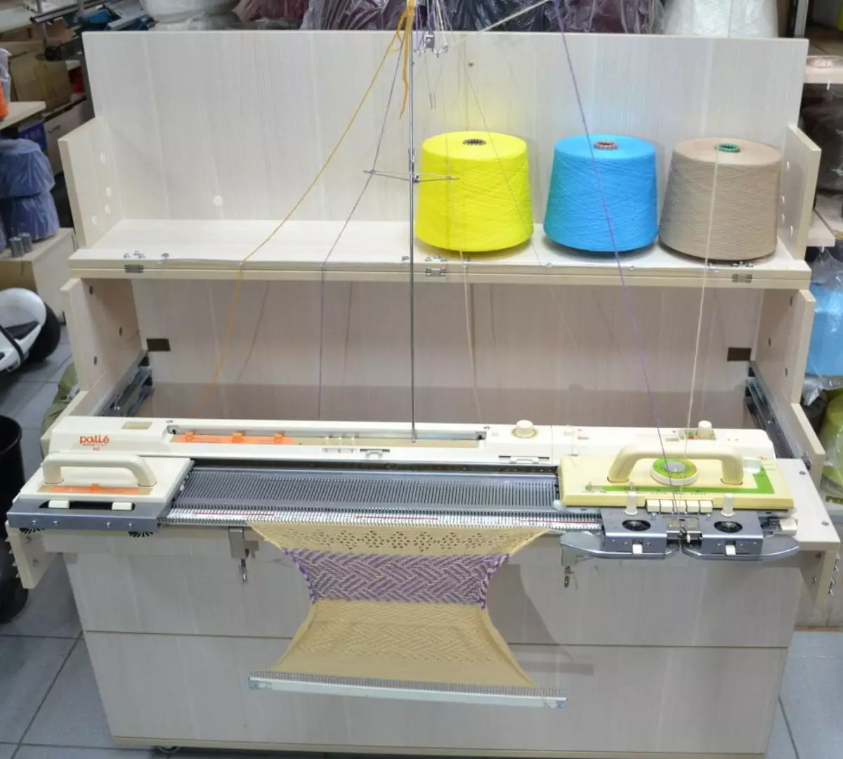 Табели за машина за плетење: Дали им треба? Рама маси и други сорти. Нивните предности и недостатоци 14199_3