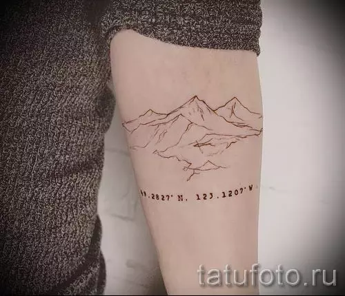 タトゥー「山」：タトゥーの価値、手と足のタトゥーのスケッチ、手首のミニマリズムのスタイルの小さな入れ墨およびその他の選択肢 14204_8