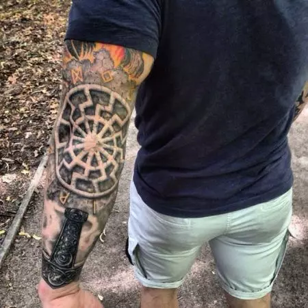 Tatuaj „Black Sun“: valoarea tatuaje de la slavi și celții, schițele de pe cot, piept, umăr, genunchi și în alte zone pentru bărbați și fete 14209_17