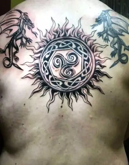 Тату «Чорне сонце»: значення татуювання у слов'ян і кельтів, ескізи на лікті, груди, плечі, коліні і інших зонах для чоловіків і дівчат 14209_29
