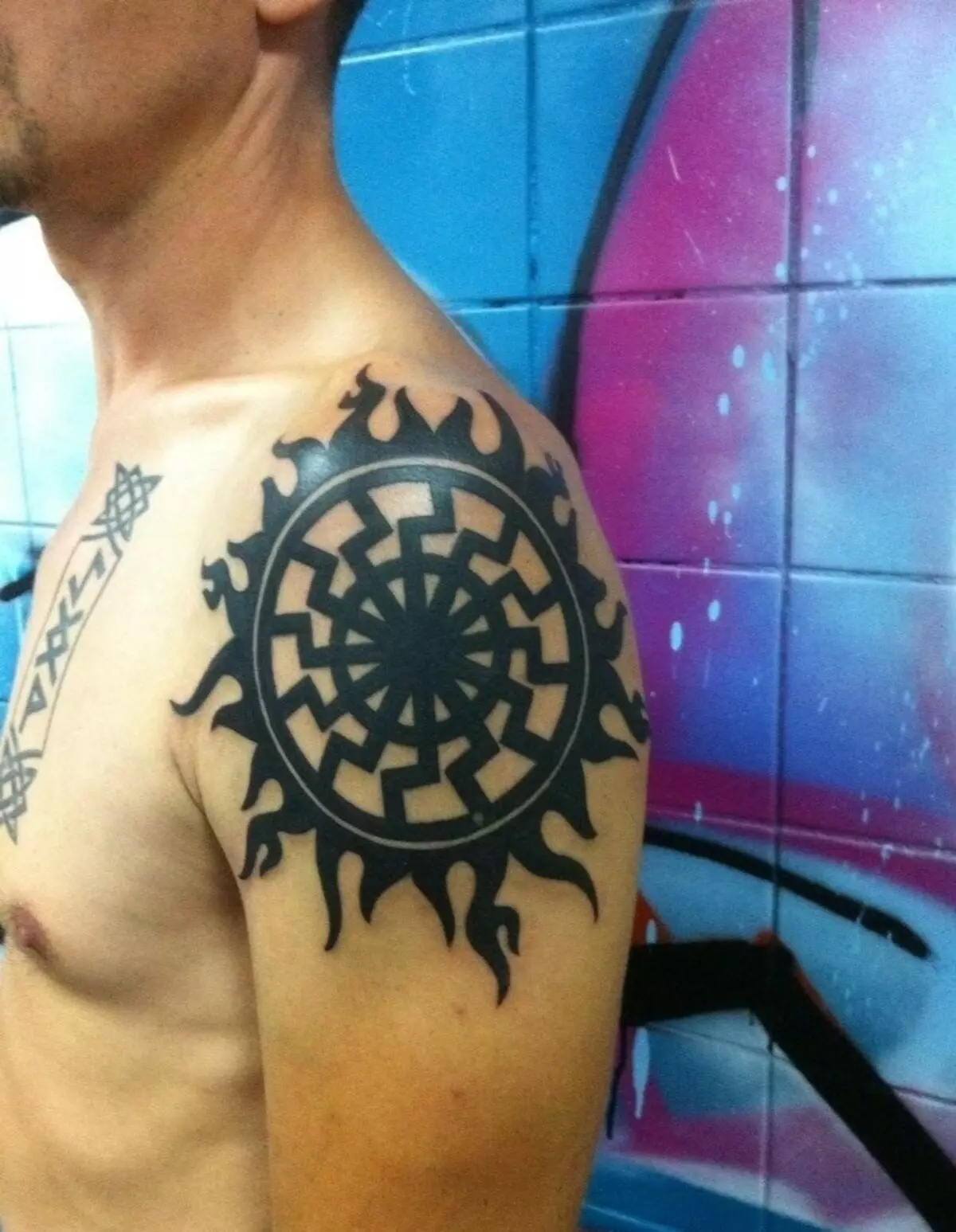 紋身“黑色太陽”：紋身從斯拉夫和凱爾茨的價值，肘部，胸部，肩部，膝蓋和男性和女孩的其他地區的草圖 14209_3