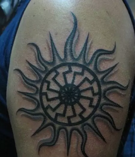 Tatuaj „Black Sun“: valoarea tatuaje de la slavi și celții, schițele de pe cot, piept, umăr, genunchi și în alte zone pentru bărbați și fete 14209_5