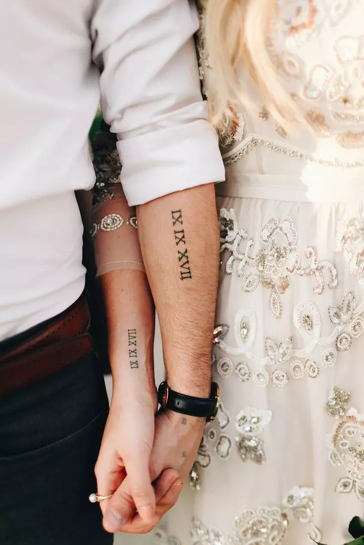 Párované tetování pro svého manžela a manželky (55 fotek): malé tetování pro dva a společné tetování ve formě nápisů, jiné krásné nápady pro páry 14211_10