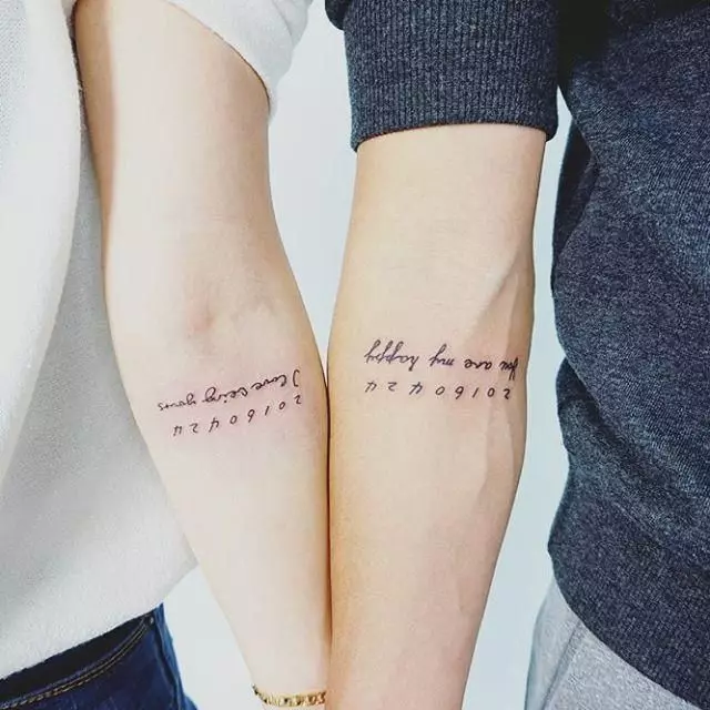 Párované tetování pro svého manžela a manželky (55 fotek): malé tetování pro dva a společné tetování ve formě nápisů, jiné krásné nápady pro páry 14211_11
