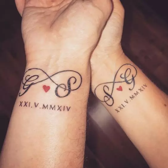 Párované tetování pro svého manžela a manželky (55 fotek): malé tetování pro dva a společné tetování ve formě nápisů, jiné krásné nápady pro páry 14211_14