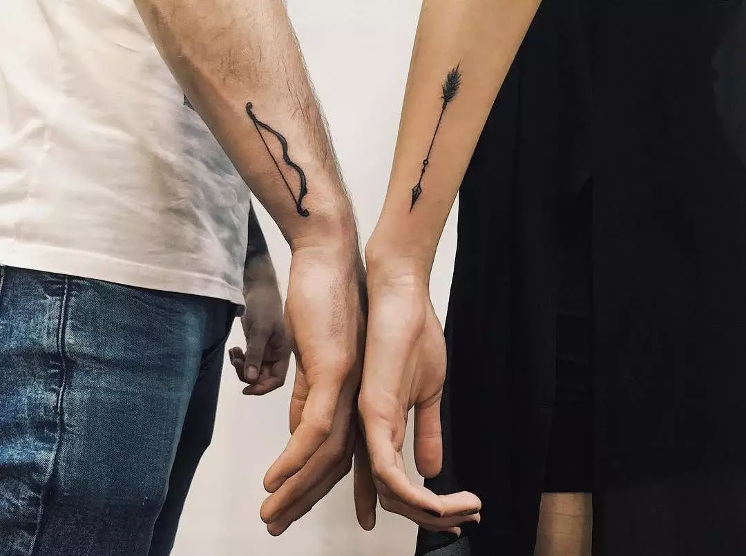 Párované tetování pro svého manžela a manželky (55 fotek): malé tetování pro dva a společné tetování ve formě nápisů, jiné krásné nápady pro páry 14211_2