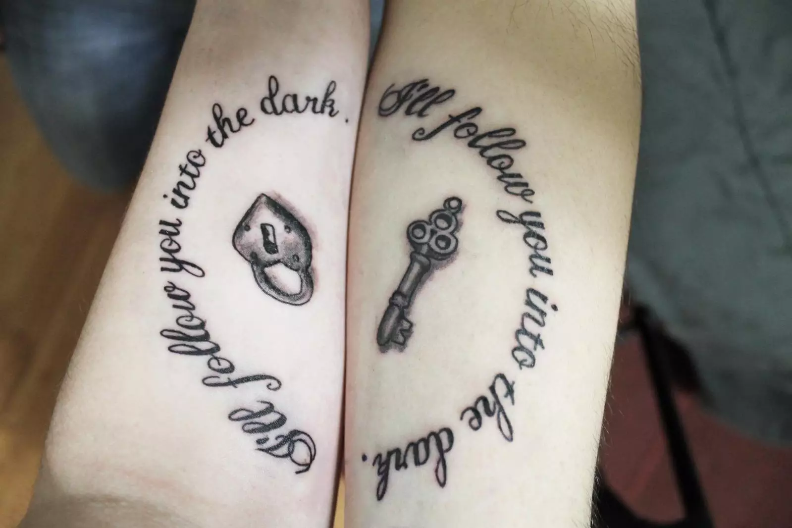Párované tetování pro svého manžela a manželky (55 fotek): malé tetování pro dva a společné tetování ve formě nápisů, jiné krásné nápady pro páry 14211_21