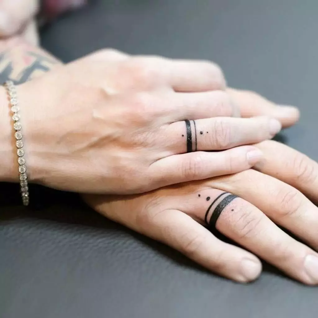 Párované tetování pro svého manžela a manželky (55 fotek): malé tetování pro dva a společné tetování ve formě nápisů, jiné krásné nápady pro páry 14211_28