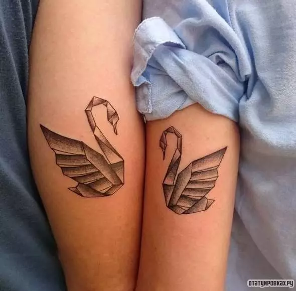 Párované tetování pro svého manžela a manželky (55 fotek): malé tetování pro dva a společné tetování ve formě nápisů, jiné krásné nápady pro páry 14211_34
