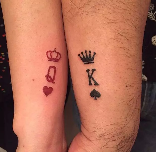 Párované tetování pro svého manžela a manželky (55 fotek): malé tetování pro dva a společné tetování ve formě nápisů, jiné krásné nápady pro páry 14211_38