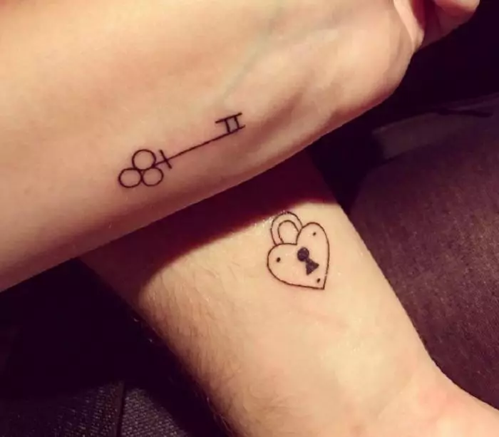 Párované tetování pro svého manžela a manželky (55 fotek): malé tetování pro dva a společné tetování ve formě nápisů, jiné krásné nápady pro páry 14211_39
