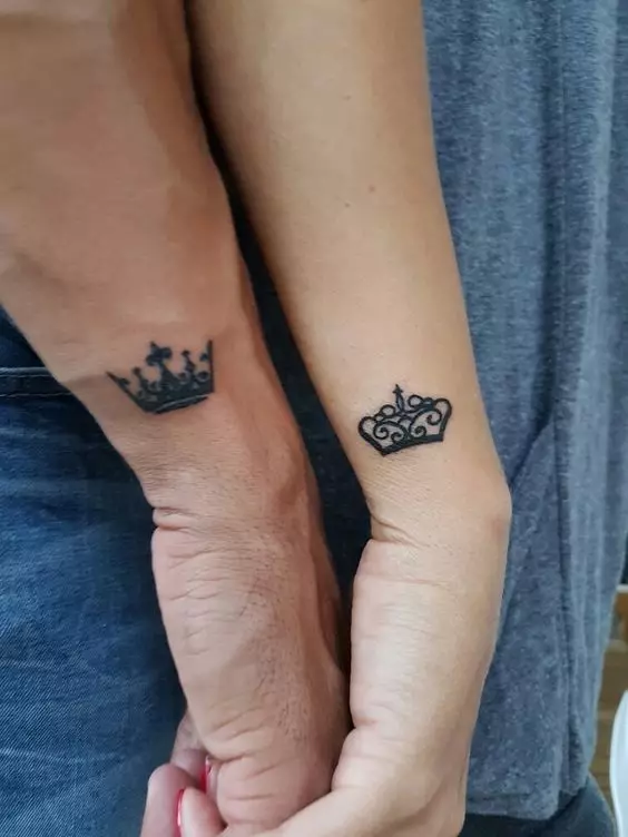Párované tetování pro svého manžela a manželky (55 fotek): malé tetování pro dva a společné tetování ve formě nápisů, jiné krásné nápady pro páry 14211_44