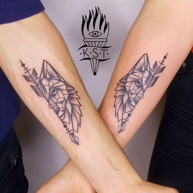 Párované tetování pro svého manžela a manželky (55 fotek): malé tetování pro dva a společné tetování ve formě nápisů, jiné krásné nápady pro páry 14211_49