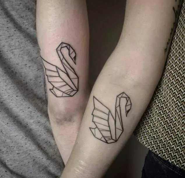 Párované tetování pro svého manžela a manželky (55 fotek): malé tetování pro dva a společné tetování ve formě nápisů, jiné krásné nápady pro páry 14211_5