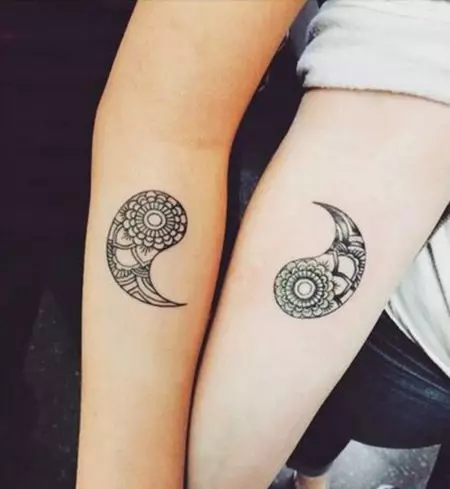 Párované tetování pro svého manžela a manželky (55 fotek): malé tetování pro dva a společné tetování ve formě nápisů, jiné krásné nápady pro páry 14211_52