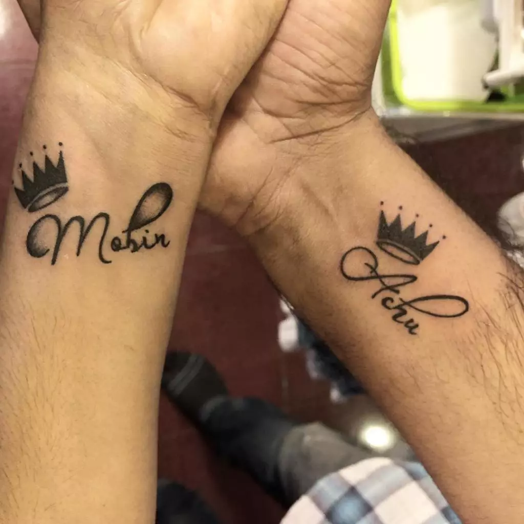 Párované tetování pro svého manžela a manželky (55 fotek): malé tetování pro dva a společné tetování ve formě nápisů, jiné krásné nápady pro páry 14211_8