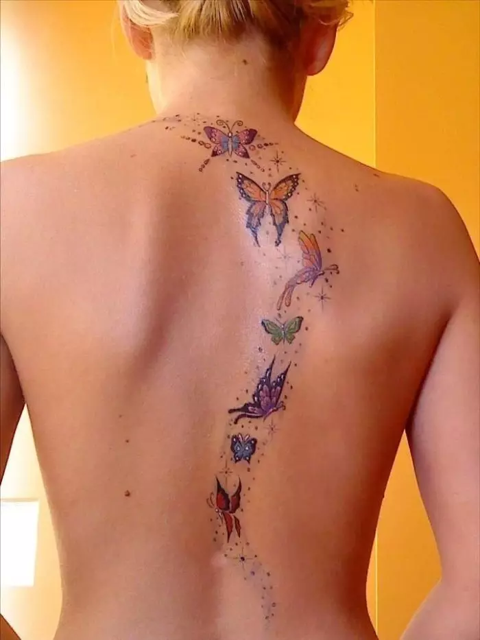 Tato dengan kupu-kupu untuk anak perempuan (56 foto): nilai tato di tangan dan di pergelangan tangan, di punggung bawah dan di leher, di kaki dan di perut, di bagian belakang dan di daerah lain, sketsa 14214_11
