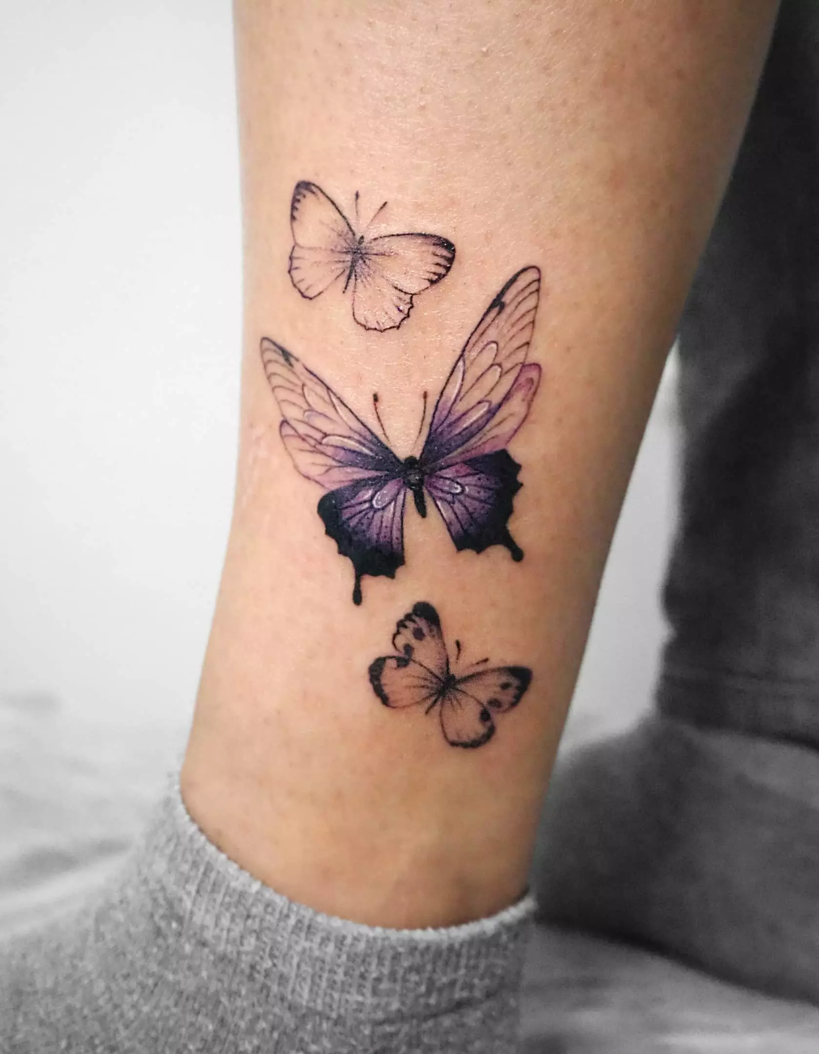 Tattoo z metulji za dekleta (56 fotografij): vrednost tetovaže na roki in na zapestju, na spodnjem delu hrbta in na vratu, na nogi in na želodcu, na hrbtu in na drugih območjih, skice 14214_13