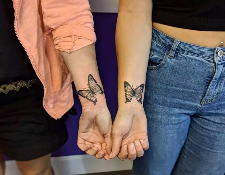 Tetovējums ar tauriņiem meitenēm (56 fotogrāfijas): vērtību tetovējumiem uz rokām un uz rokas, uz muguras un uz kakla, uz kāju un uz vēdera, uz muguras un citās jomās, skices 14214_14