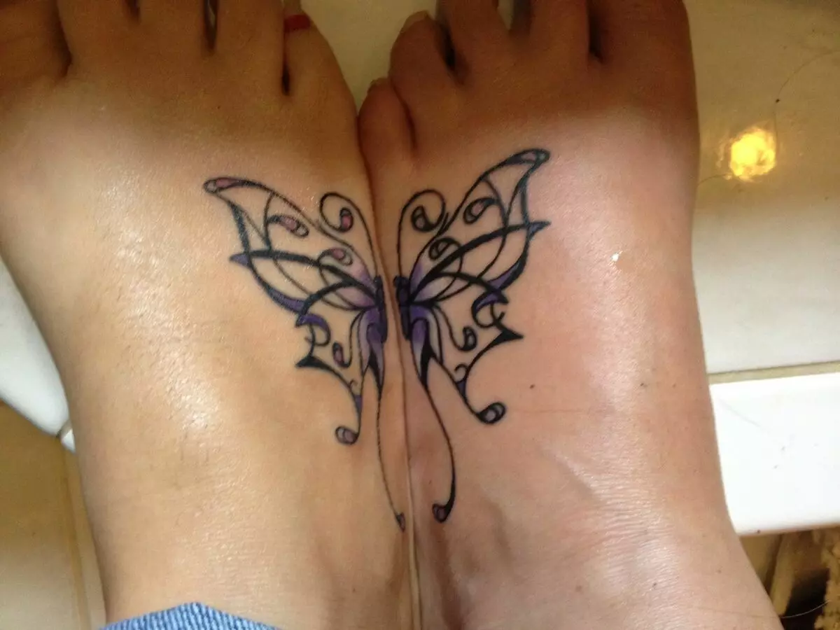 Tattoo med sommerfugler for jenter (56 bilder): Verdien av tatoveringer på hånden og på håndleddet, på nedre rygg og på nakken, på benet og på magen, på baksiden og på andre områder, skisser skisser 14214_15