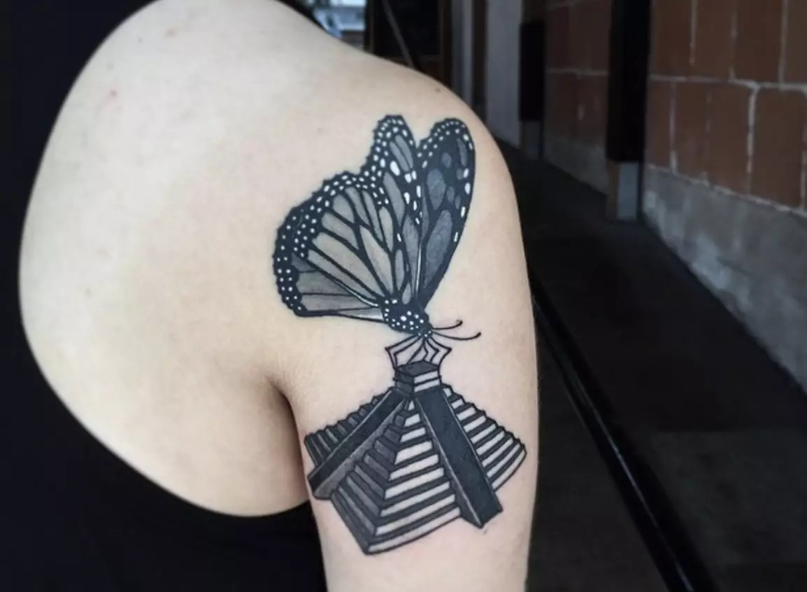 Tattoo z metulji za dekleta (56 fotografij): vrednost tetovaže na roki in na zapestju, na spodnjem delu hrbta in na vratu, na nogi in na želodcu, na hrbtu in na drugih območjih, skice 14214_16