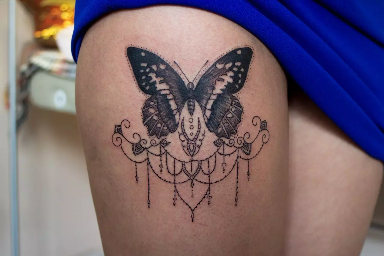 Tattoo med sommerfugle til piger (56 billeder): Værdien af ​​tatoveringer på hånden og på håndleddet, på bagsiden og på nakken, på benet og på maven, på bagsiden og i andre områder, skitserer 14214_17
