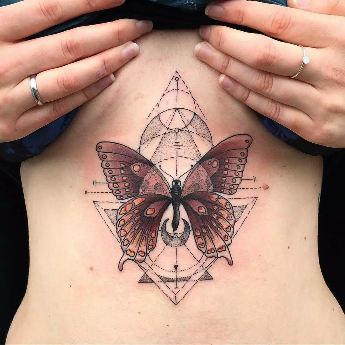 Tattoo z metulji za dekleta (56 fotografij): vrednost tetovaže na roki in na zapestju, na spodnjem delu hrbta in na vratu, na nogi in na želodcu, na hrbtu in na drugih območjih, skice 14214_19