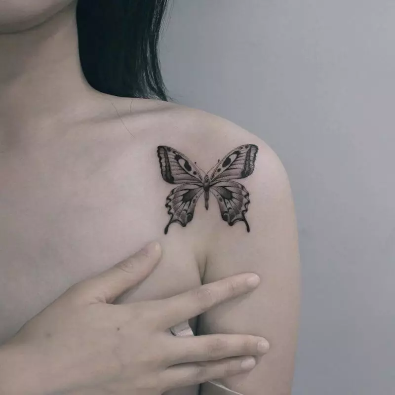 Тетоважа со пеперутки за девојки (56 фотографии): вредноста на тетоважите на раката и на рачниот зглоб, на долниот дел на грбот и на вратот, на ногата и на стомакот, на грб и во други области, скици 14214_20