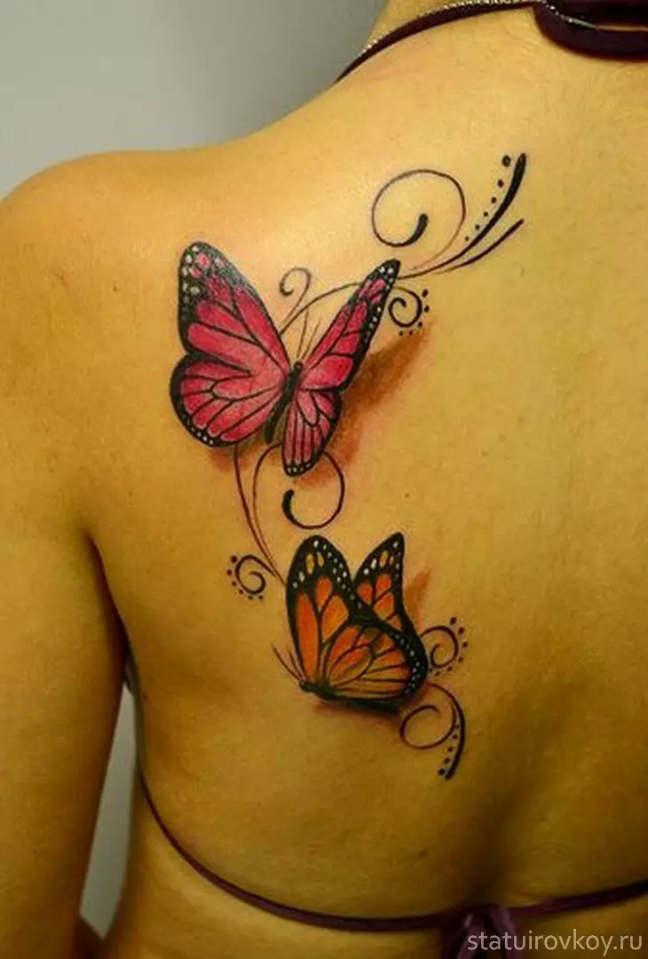 Tattoo z metulji za dekleta (56 fotografij): vrednost tetovaže na roki in na zapestju, na spodnjem delu hrbta in na vratu, na nogi in na želodcu, na hrbtu in na drugih območjih, skice 14214_21