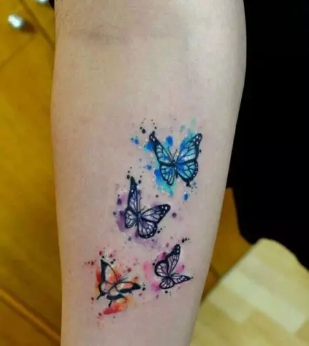 Tato dengan kupu-kupu untuk anak perempuan (56 foto): nilai tato di tangan dan di pergelangan tangan, di punggung bawah dan di leher, di kaki dan di perut, di bagian belakang dan di daerah lain, sketsa 14214_24