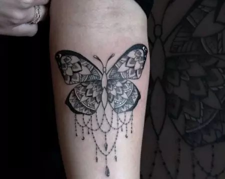 Tatuaxe con bolboretas para nenas (56 fotos): O valor das tatuaxes na man e no pulso, na parte inferior das costas e no pescozo, na perna e no estómago, na parte traseira e noutras áreas, bosquexos 14214_26