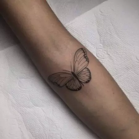 Tatuaxe con bolboretas para nenas (56 fotos): O valor das tatuaxes na man e no pulso, na parte inferior das costas e no pescozo, na perna e no estómago, na parte traseira e noutras áreas, bosquexos 14214_27