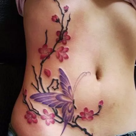 Татуировка с пеперуди за момичета (56 снимки): стойността на татуировки по ръцете и на китката, на долната част на гърба и на врата, на крака и на стомаха, на гърба и в други области, скици 14214_29
