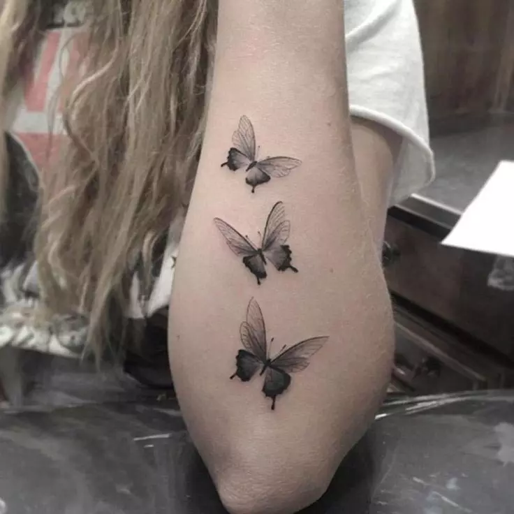 Tato dengan kupu-kupu untuk anak perempuan (56 foto): nilai tato di tangan dan di pergelangan tangan, di punggung bawah dan di leher, di kaki dan di perut, di bagian belakang dan di daerah lain, sketsa 14214_3